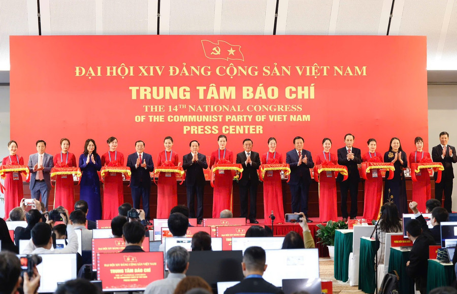 Các đại biểu cắt băng khai mạc Trung tâm báo chí.