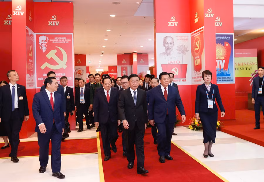 Ủy viên Bộ Chính trị, Thường trực Ban Bí thư Trần Cẩm Tú cùng lãnh đạo Đảng, Nhà nước tham dự sự kiện.