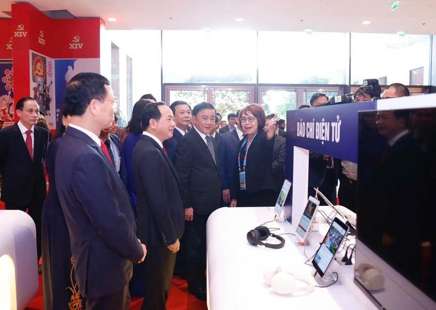 Lãnh đạo Đảng, Nhà nước tham quan các khu trưng bày.