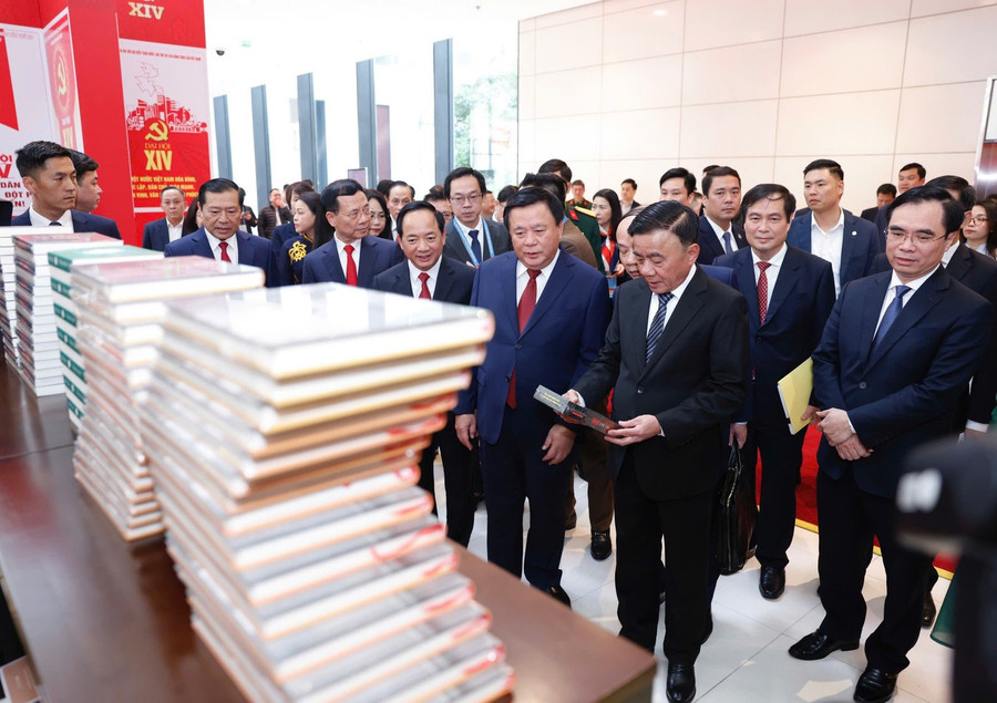 Các đại biểu tham quan triển lãm.