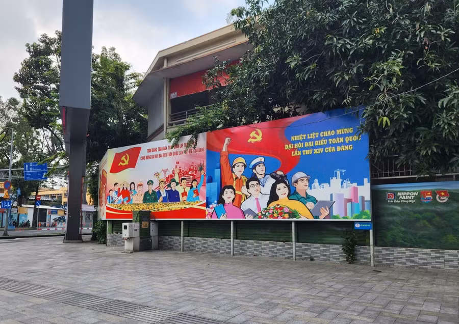 Trước cổng các trụ sở UBND, cơ quan, doanh nghiệp... cũng có nhiều pano tuyên truyền về Đại hội Đảng.