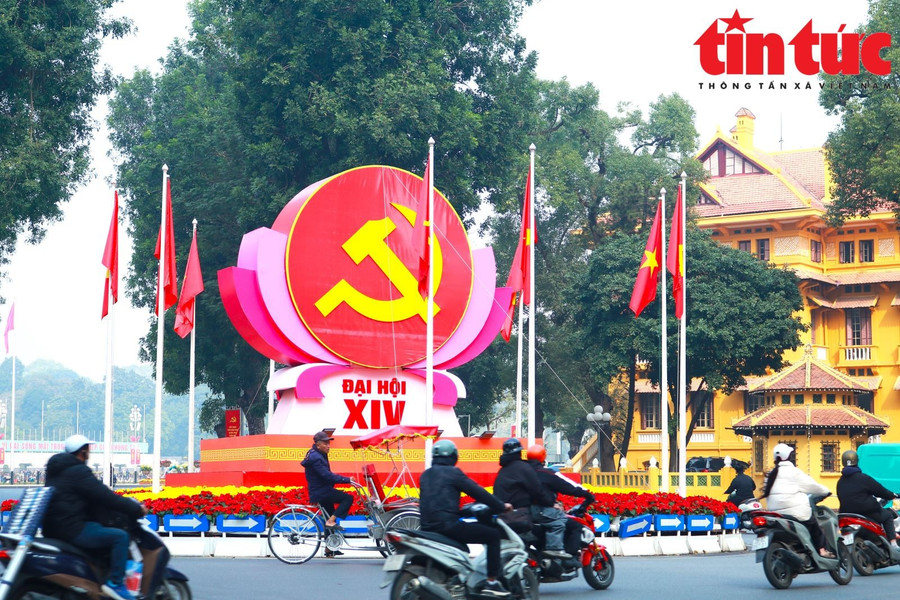 Biểu trưng Đại hội XIV với hình ảnh búa liềm vàng và con số XIV nổi bật trên các tuyến phố trung tâm Hà Nội. Ảnh: Thế Đoàn/TTXVN