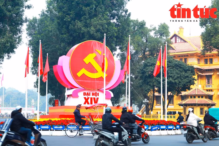 Biểu trưng Đại hội XIV với hình ảnh búa liềm vàng và con số XIV nổi bật trên các tuyến phố trung tâm Hà Nội. Ảnh: Thế Đoàn/TTXVN