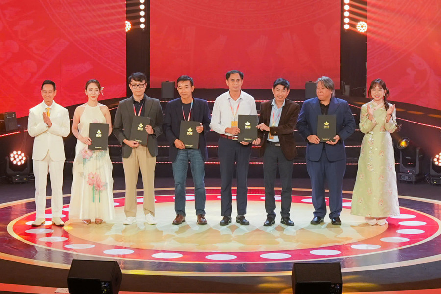 Đạo diễn Lý Hải, nhà sản xuất Minh Hà trao giải Đạo diễn xuất sắc cho các nhà làm phim. Trong đó, Thu Trang thắng giải Đạo diễn phim truyện đầu tay xuất sắc với phim Nụ hôn bạc tỉ