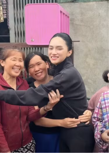 Hương Giang trực tiếp tới cứu trợ bà con ở vùng lũ tại Đắk Lắk.