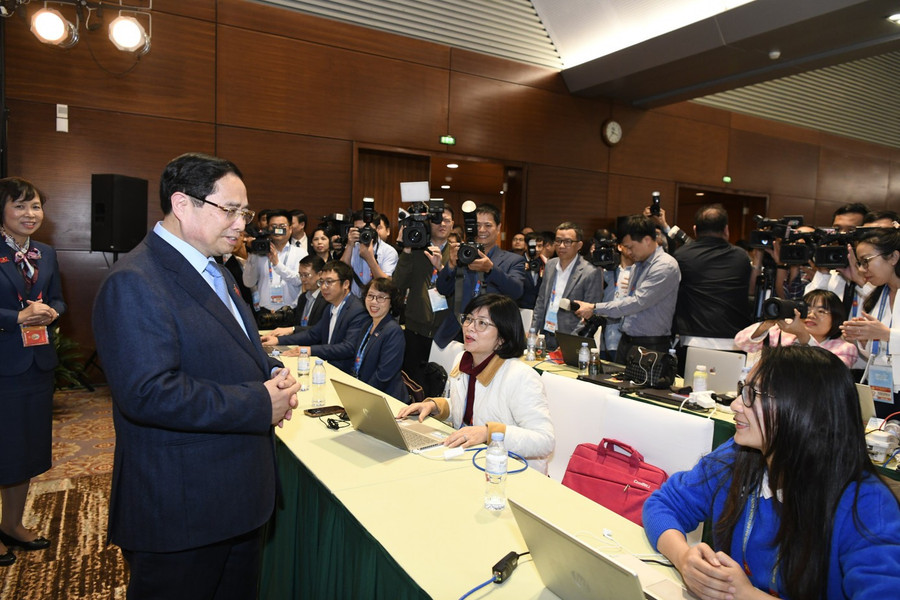 Thủ tướng Phạm Minh Chính đến Trung tâm báo chí, thăm hỏi, động viên lực lượng báo chí, chiều 20/1. Thủ tướng khẳng định, ưu tiên cho hoạt động tác nghiệp của báo chí, cung cấp đầy đủ hạ tầng đầy đủ cho báo chí hoạt động tốt nhất, nhằm thông tin đầy đủ về Đại hội.