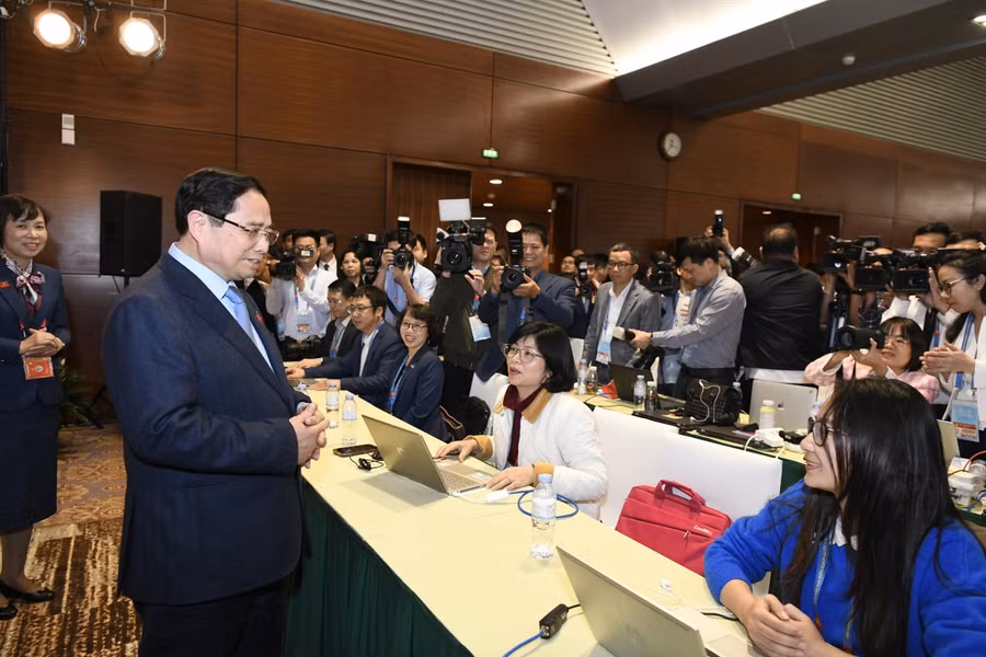 Thủ tướng Phạm Minh Chính đến Trung tâm báo chí, thăm hỏi, động viên lực lượng báo chí, chiều 20/1. Thủ tướng khẳng định, ưu tiên cho hoạt động tác nghiệp của báo chí, cung cấp đầy đủ hạ tầng đầy đủ cho báo chí hoạt động tốt nhất, nhằm thông tin đầy đủ về Đại hội.