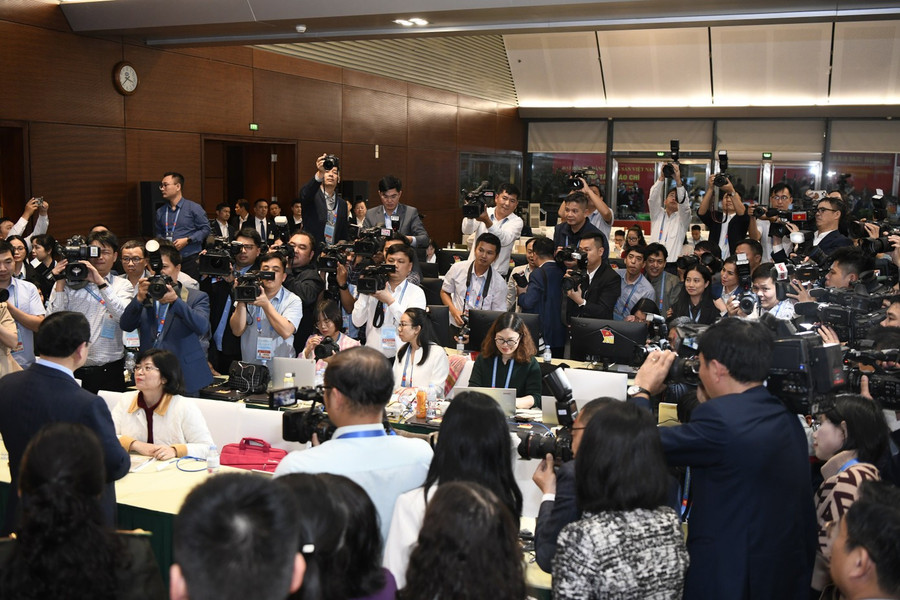 Thủ tướng cũng lưu ý, báo chí cần truyền tải được những nội dung chính với rất nhiều điểm mới của Đại hội XIV của Đảng, như việc tích hợp các báo cáo lại thành một báo cáo. Thủ tướng nêu rõ, báo cáo tại Đại hội đã được tích hợp ngắn gọn. Báo cáo do Tổng Bí thư trình bày tại phiên khai mạc cũng rất ngắn gọn, tập trung vào những điểm chính, điểm mới, tập trung vào những vấn đề phải hành động nhiều hơn. Điều đó thể hiện tính hành động, thể hiện tính thực tiễn, bám sát tình hình của Đảng, Nhà nước.