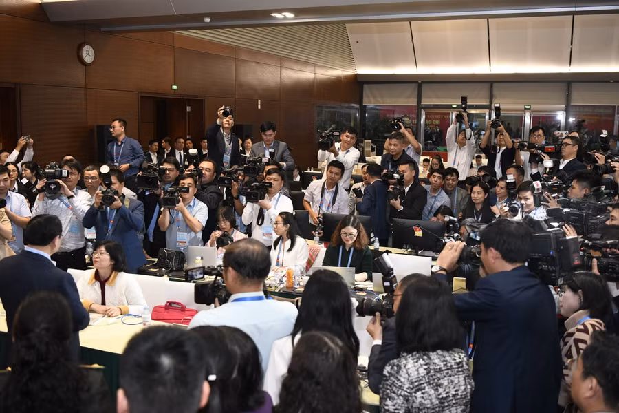 Thủ tướng cũng lưu ý, báo chí cần truyền tải được những nội dung chính với rất nhiều điểm mới của Đại hội XIV của Đảng, như việc tích hợp các báo cáo lại thành một báo cáo. Thủ tướng nêu rõ, báo cáo tại Đại hội đã được tích hợp ngắn gọn. Báo cáo do Tổng Bí thư trình bày tại phiên khai mạc cũng rất ngắn gọn, tập trung vào những điểm chính, điểm mới, tập trung vào những vấn đề phải hành động nhiều hơn. Điều đó thể hiện tính hành động, thể hiện tính thực tiễn, bám sát tình hình của Đảng, Nhà nước.