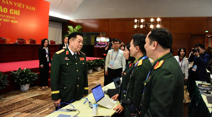 Cùng ngày, Đại tướng Nguyễn Trọng Nghĩa, Ủy viên Bộ Chính trị, Bí thư Trung ương Đảng, Chủ nhiệm Tổng cục Chính trị tới thăm, trò chuyện và động viên các nhà báo tại Trung tâm Báo chí.