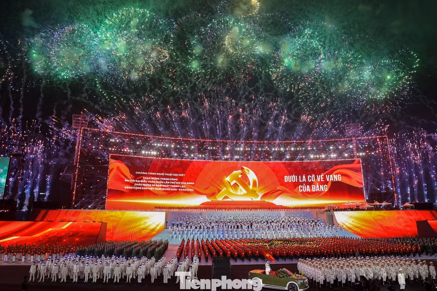 Điểm nhấn đặc biệt của chương trình là màn pháo hoa tầm cao kéo dài khoảng 15 phút tại khu vực Mỹ Đình. Trong nền nhạc hào hùng, bầu trời Thủ đô bừng sáng sắc màu, khép lại buổi tổng duyệt bằng hình ảnh giàu cảm xúc, lan tỏa tinh thần tự hào, niềm tin và khát vọng vươn lên của đất nước dưới lá cờ vẻ vang của Đảng.