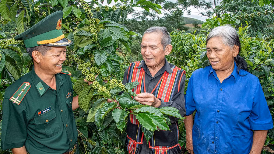 Già làng Thao Lào (giữa) chia sẻ niềm vui với Trung tá Nguyễn Văn Thương, cán bộ Đồn Biên phòng Cửa khẩu quốc tế Bờ Y, đại biểu HĐND xã Bờ Y Ảnh: Lê Văn Chương