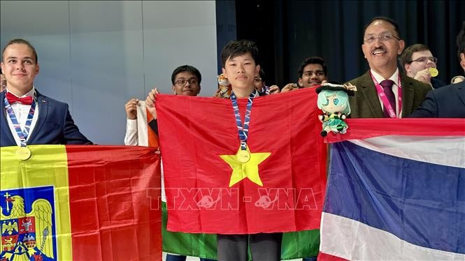 Nguyễn Thế Quân, học sinh lớp 12 Trường THPT chuyên Phan Bội Châu, tỉnh Nghệ An, nhận huy chương Vàng, Olympic Vật lý Quốc tế 2025. Nguyễn Thế Quân, học sinh lớp 12 Trường THPT chuyên Phan Bội Châu, tỉnh Nghệ An, nhận huy chương Vàng, Olympic Vật lý Quốc tế 2025.