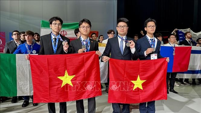Ban giám khảo trao huy chương Bạc cho các thí sinh Việt Nam. Ban giám khảo trao huy chương Bạc cho các thí sinh Việt Nam.