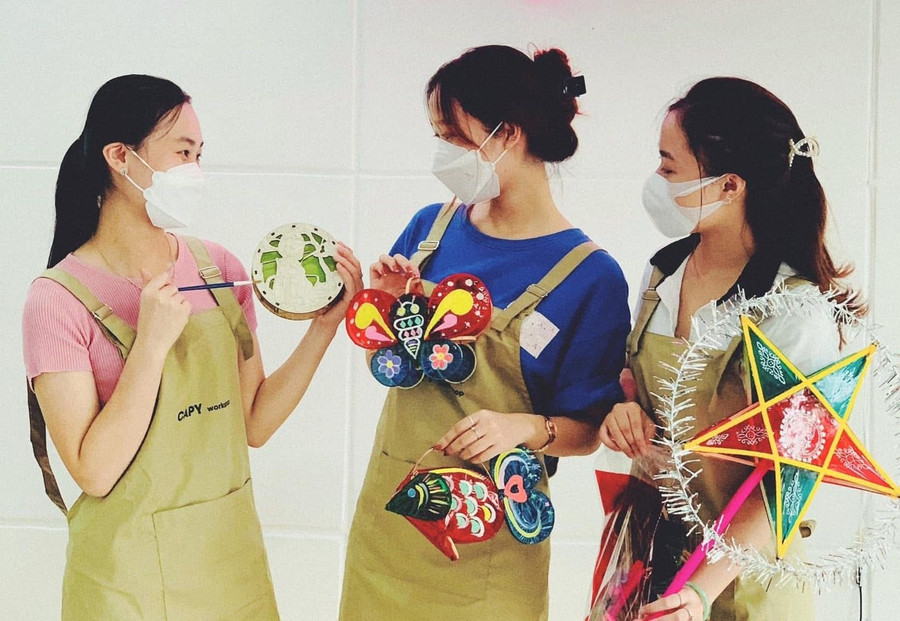 Giới trẻ hào hứng tham gia các khóa học làm đèn lồng Trung thu thủ công Giới trẻ hào hứng tham gia các khóa học làm đèn lồng Trung thu thủ công
