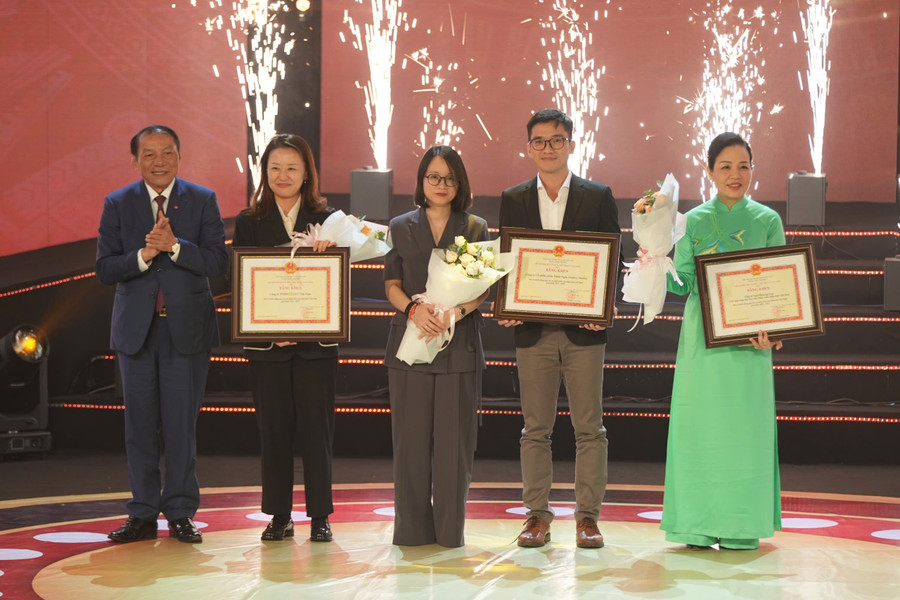 Bộ trưởng Bộ VH-TT-DL trao bằng khen &quot;Cá nhân Việt Nam có đóng góp đặc biệt cho phát triển, quảng bá điện ảnh Việt Nam&quot; cho TS Ngô Phương Lan, Chủ tịch Hiệp hội Xúc tiến phát triển điện ảnh Việt Nam. Bên cạnh đó, bằng khen Đơn vị phát hành nhiều phim Việt Nam nhất 2023 - 2025 được trao cho Công ty TNHH CJ CGV Việt Nam và Công ty CP phim Thiên Ngân