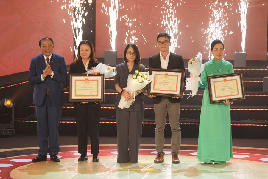 Bộ trưởng Bộ VH-TT-DL trao bằng khen "Cá nhân Việt Nam có đóng góp đặc biệt cho phát triển, quảng bá điện ảnh Việt Nam" cho TS Ngô Phương Lan, Chủ tịch Hiệp hội Xúc tiến phát triển điện ảnh Việt Nam. Bên cạnh đó, bằng khen Đơn vị phát hành nhiều phim Việt Nam nhất 2023 - 2025 được trao cho Công ty TNHH CJ CGV Việt Nam và Công ty CP phim Thiên Ngân