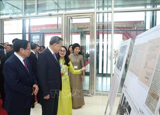 Tổng Bí thư Tô Lâm và Thủ tướng Phạm Minh Chính cùng các đại biểu tham quan trưng bày ảnh với chủ đề "Dưới ngọn cờ Đảng, 80 năm Chính phủ phụng sự Tổ quốc, phục vụ Nhân dân" do Thông tấn xã Việt Nam thực hiện. Ảnh: Thống Nhất/TTXVN Tổng Bí thư Tô Lâm và Thủ tướng Phạm Minh Chính cùng các đại biểu tham quan trưng bày ảnh với chủ đề "Dưới ngọn cờ Đảng, 80 năm Chính phủ phụng sự Tổ quốc, phục vụ Nhân dân" do Thông tấn xã Việt Nam thực hiện. Ảnh: Thống Nhất/TTXVN