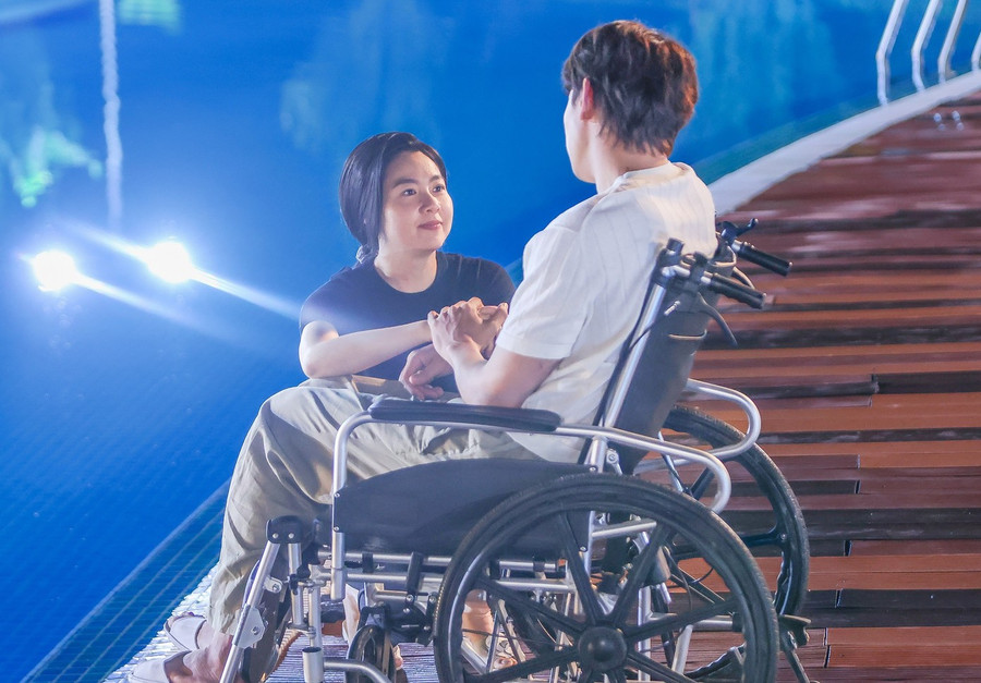 Phim Chị ngã em nâng xoay quanh hai chị em Thương và Lực. Phim Chị ngã em nâng xoay quanh hai chị em Thương và Lực.