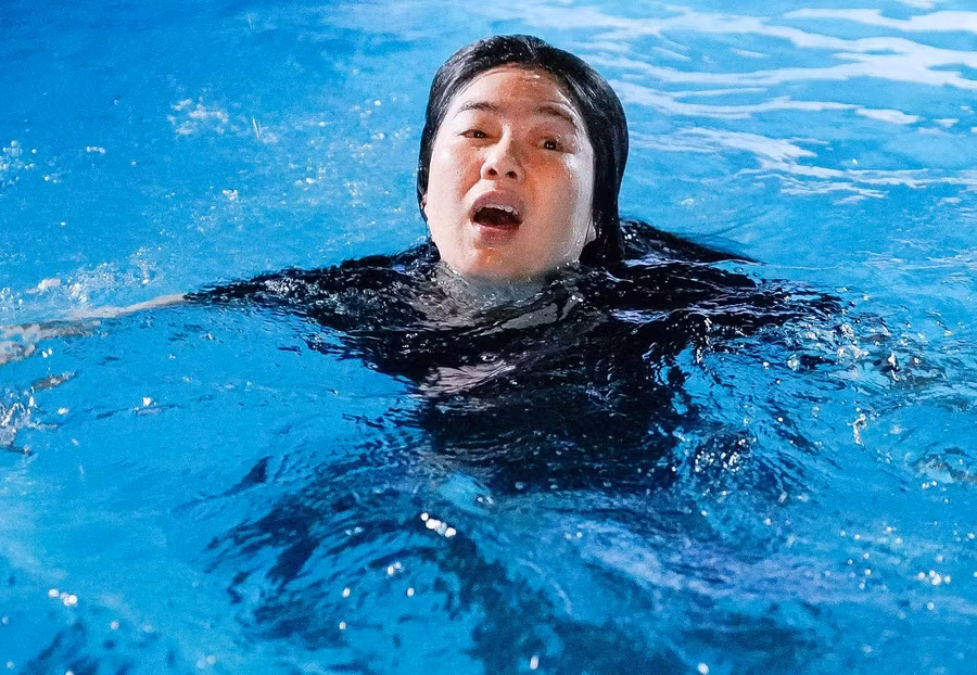 Lê Khánh và Thuận Nguyễn quay cảnh nguy hiểm dưới nước.