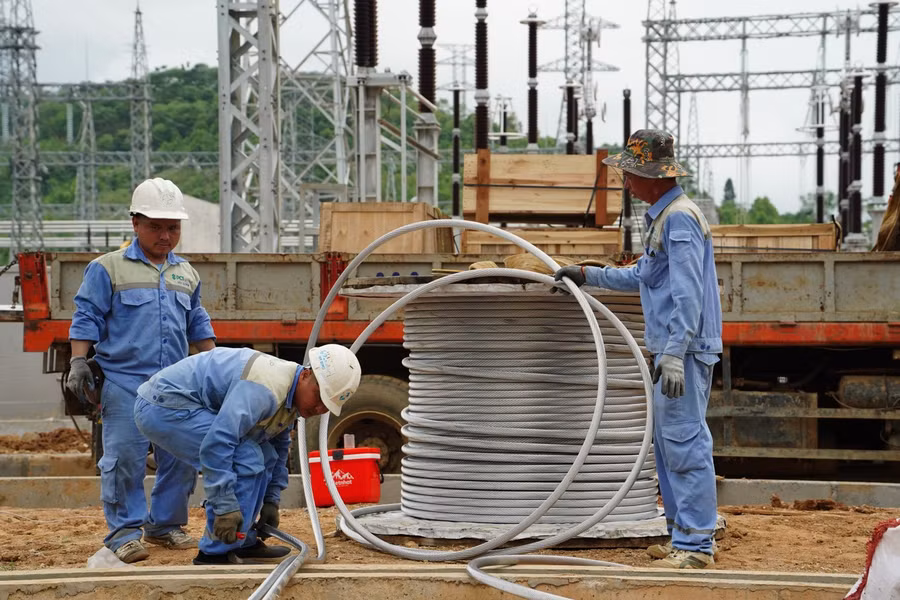 Công nhân đang lắp đặt, rà lại từng con ốc, mối hàn, bảng điều khiển.