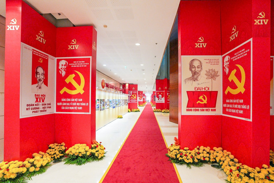 Chủ đề Đại hội Đảng XIV là: Dưới lá cờ vẻ vang của Đảng, chung sức, đồng lòng thực hiện thắng lợi các mục tiêu phát triển đất nước đến năm 2030; tự chủ chiến lược, tự cường, tự tin, tiến mạnh trong kỷ nguyên vươn mình của dân tộc, vì hòa bình, độc lập, dân chủ, giàu mạnh, phồn vinh, văn minh, hạnh phúc, vững bước đi lên chủ nghĩa xã hội.
