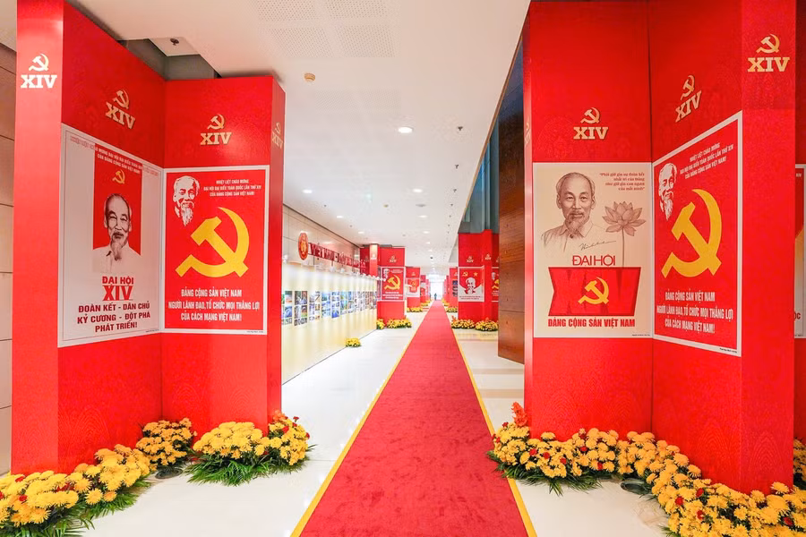 Chủ đề Đại hội Đảng XIV là: Dưới lá cờ vẻ vang của Đảng, chung sức, đồng lòng thực hiện thắng lợi các mục tiêu phát triển đất nước đến năm 2030; tự chủ chiến lược, tự cường, tự tin, tiến mạnh trong kỷ nguyên vươn mình của dân tộc, vì hòa bình, độc lập, dân chủ, giàu mạnh, phồn vinh, văn minh, hạnh phúc, vững bước đi lên chủ nghĩa xã hội.