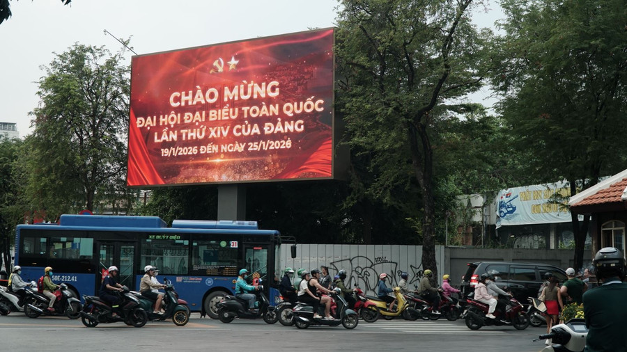 Ngay các giao lộ lớn cũng có nhiều pano điện tử, với khẩu hiệu chào mừng.