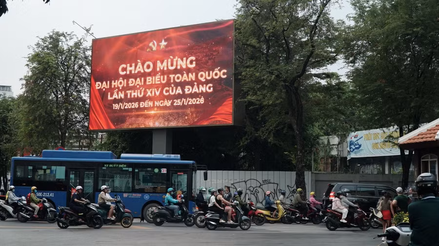 Ngay các giao lộ lớn cũng có nhiều pano điện tử, với khẩu hiệu chào mừng.