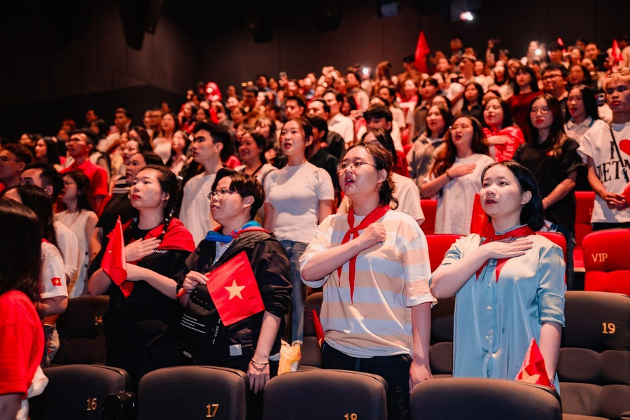 “Ở TPHCM có người xem ba lần vẫn khóc. Ở Hà Nội, có những cụ già 80 tuổi nắm tay các em nhỏ cùng hát. Khoảnh khắc ấy khiến tôi nhận ra Tổ quốc không ở đâu xa, mà ở trong chính trái tim mỗi người. Tôi không thể mang Tổ quốc lên màn ảnh, tôi chỉ có thể mở ra một không gian để mỗi người tự tìm thấy Tổ quốc của mình”, đạo diễn nói. 4.jpg