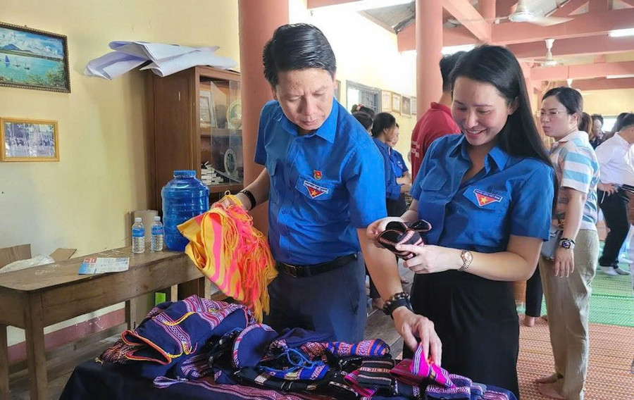 ĐVTN tham quan, mua thổ cẩm Ba Na ở làng nghề. Ảnh: Huyền Oanh ĐVTN tham quan, mua thổ cẩm Ba Na ở làng nghề. Ảnh: Huyền Oanh