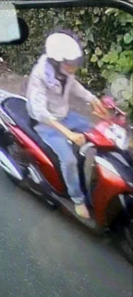 Đối tượng cướp xe máy của người dân bỏ trốn. Đối tượng cướp xe máy của người dân bỏ trốn.