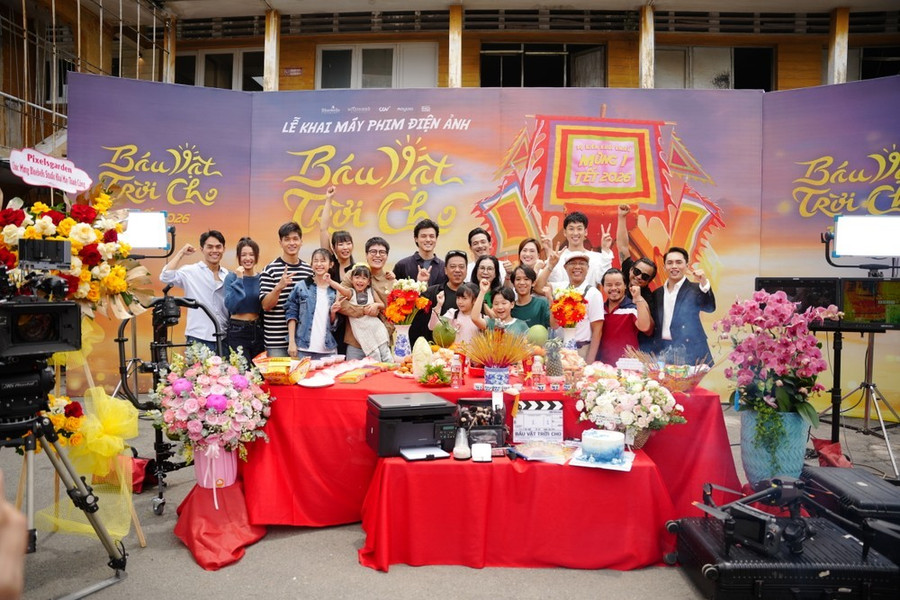 Ê-kíp đoàn phim tại buổi cúng khai máy dự án. Ảnh: ĐPCC Ê-kíp đoàn phim tại buổi cúng khai máy dự án. Ảnh: ĐPCC