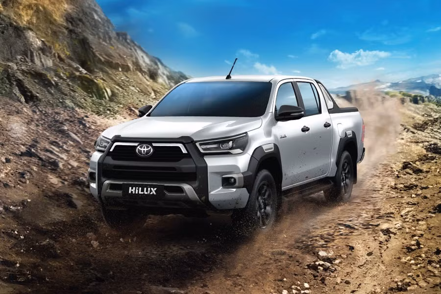 toyota-hilux-front-angle-low-vie.jpg