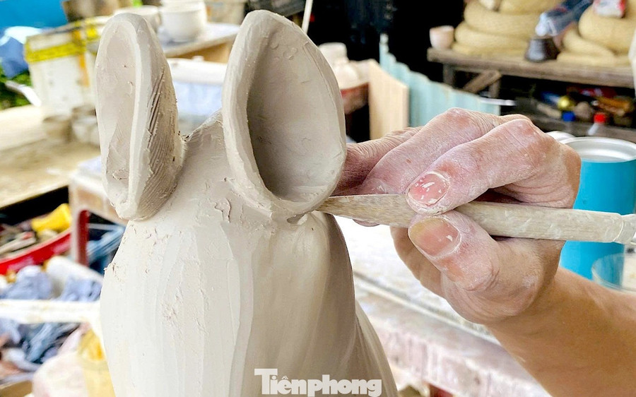 Anh Nhật tỉ mẩn khắc họa chi tiết cho cặp bình hoa hình con ngựa.