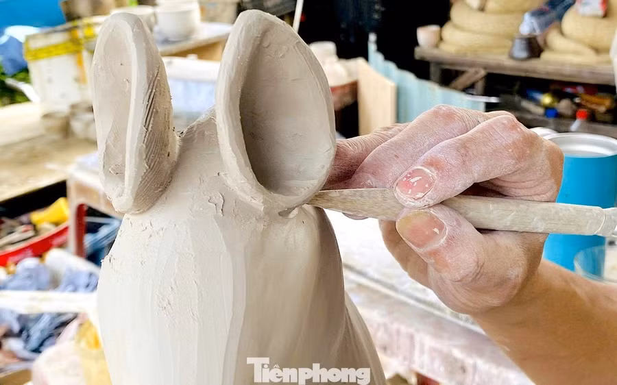 Anh Nhật tỉ mẩn khắc họa chi tiết cho cặp bình hoa hình con ngựa.