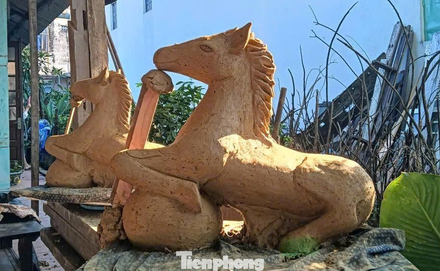 Cặp linh vật ngựa bằng gốm dần lộ diện.