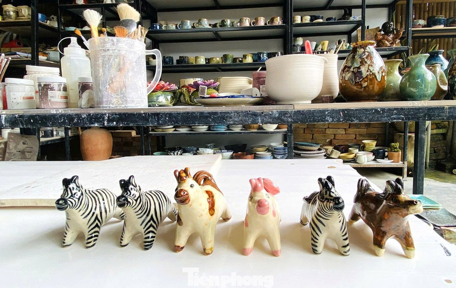 Những chú ngựa tò he hình dạng đáng yêu khiến nhiều đến đây thích thú.