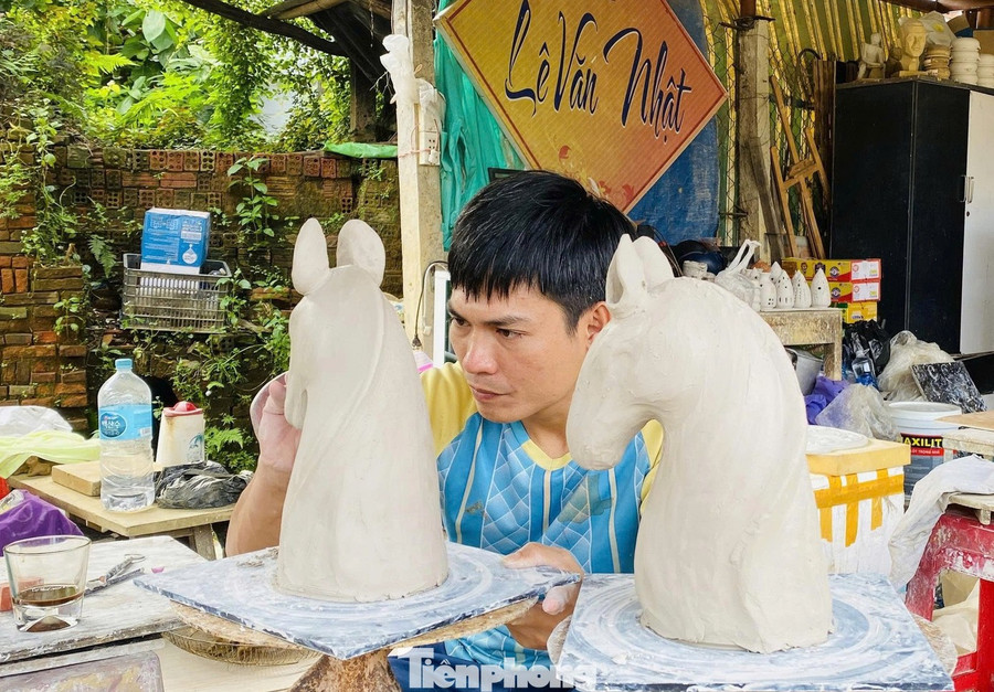 Thợ gốm Lê Văn Nhật đang hoàn tất sản phẩm gốm hình ngựa được khách đặt hàng.
