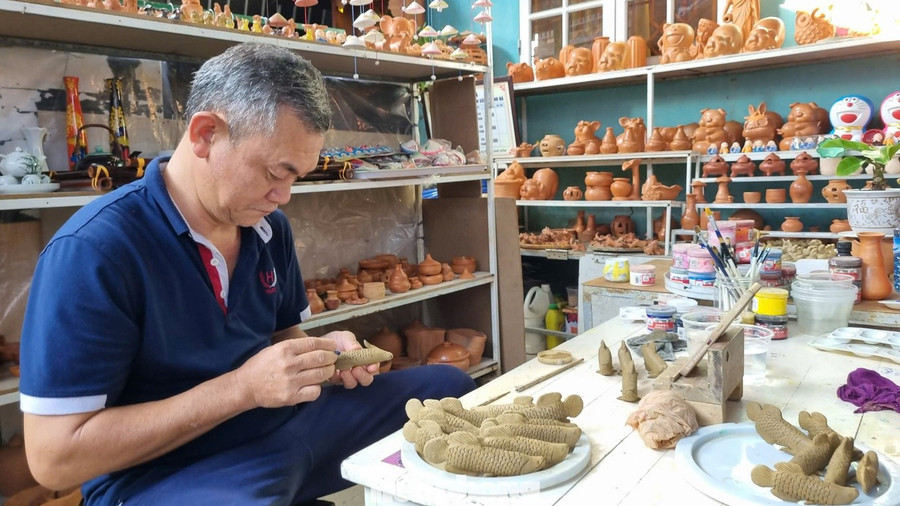 Nghệ nhân ở làng gốm Thanh Hà miệt mài giữ nghề truyền thống.