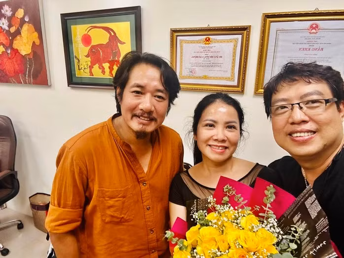 Thạc sĩ Lê Thị Bích (Nhà hát Chèo VN), Thạc sĩ - đạo diễn Thanh Hiệp đại diện Ban cán sự lớp K21 trao tặng hoa cho NSƯT, TS Bùi Như Lai chúc mừng Ngày Nhà giáo Việt Nam (20-11)