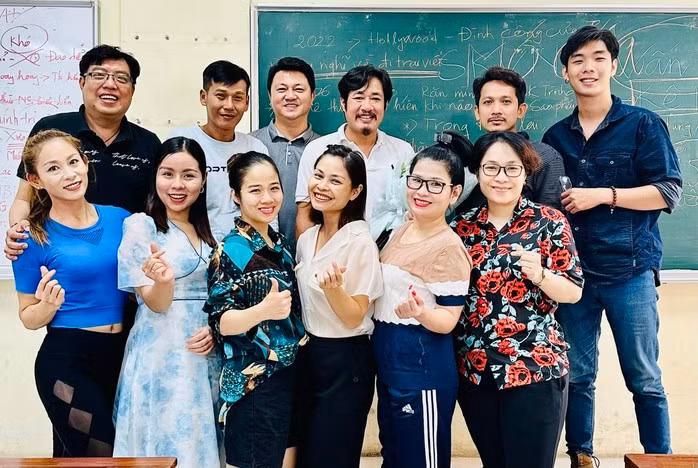 NSƯT, TS Bùi Như Lai (người thứ tư hàng trên, từ trái sang) và lớp Thạc sĩ sân khấu khu vực phía Nam