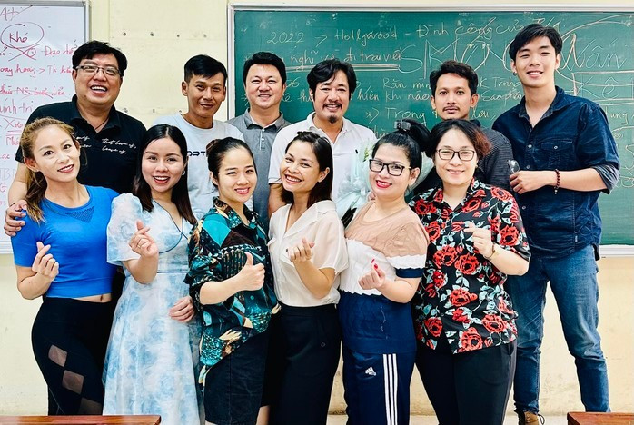 NSƯT, TS Bùi Như Lai (người thứ tư hàng trên, từ trái sang) và lớp Thạc sĩ sân khấu khu vực phía Nam NSƯT, TS Bùi Như Lai (người thứ tư hàng trên, từ trái sang) và lớp Thạc sĩ sân khấu khu vực phía Nam