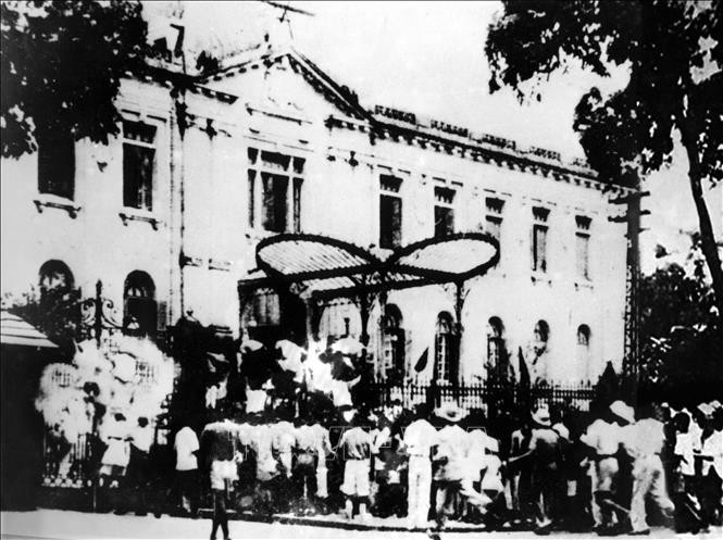 Ngày 19/8/1945, sau cuộc mít tinh tại Quảng trường Nhà hát Lớn, quần chúng nhân dân Thủ đô đã đánh chiếm Bắc Bộ phủ, cơ quan đầu não của chính quyền tay sai Pháp ở Bắc Bộ. Ảnh: Tư liệu TTXVN