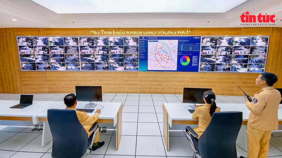 Song song với công tác tuần tra, kiểm soát trên thực địa, Đội CSGT số 6 phối hợp chặt chẽ với Trung tâm điều khiển giao thông Hà Nội, ứng dụng khoa học công nghệ trong công tác kiểm soát, điều hành giao thông.