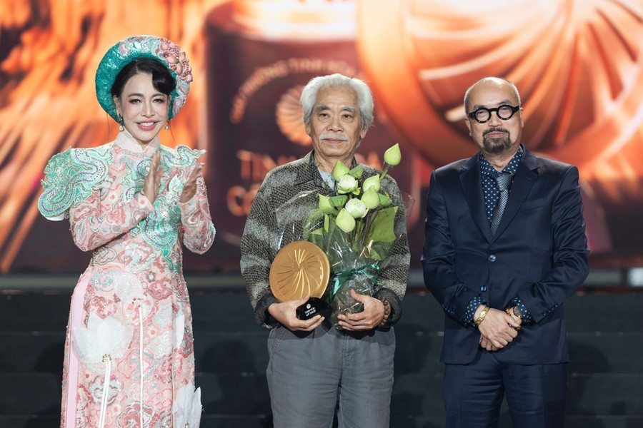 Họa sĩ Ca Lê Thắng nhận giải Tinh hoa mỹ thuật