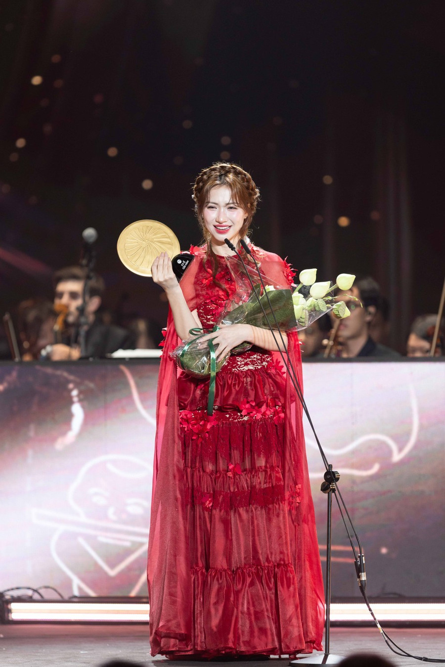 Nữ ca sĩ Hòa Minzy xuất sắc được giải của hai hạng mục gồm hạng mục "Ca sĩ của năm" và "Bài hát của năm"