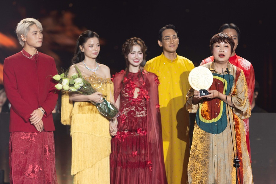 Ekip phim "Mưa đỏ" nhận giải Tinh hoa điện ảnh