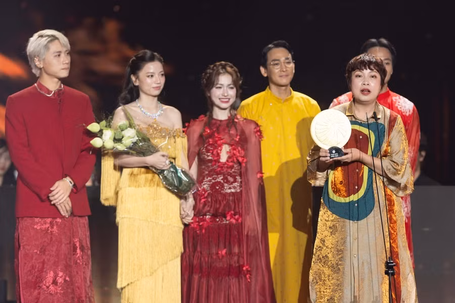 Ekip phim "Mưa đỏ" nhận giải Tinh hoa điện ảnh