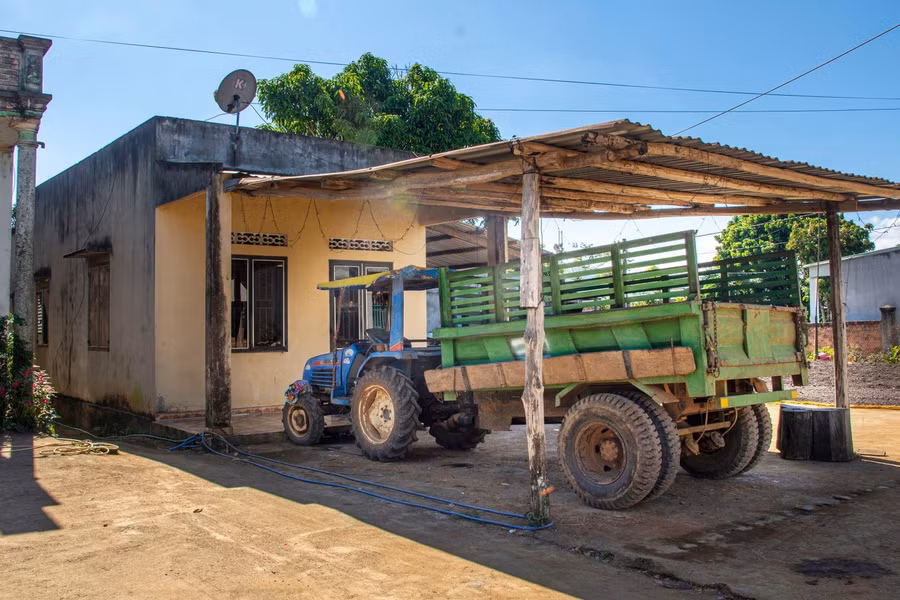 Các gia đình tại xã Bờ Y đều sắm máy cày, hoặc ô tô đời mới để đi du lịch